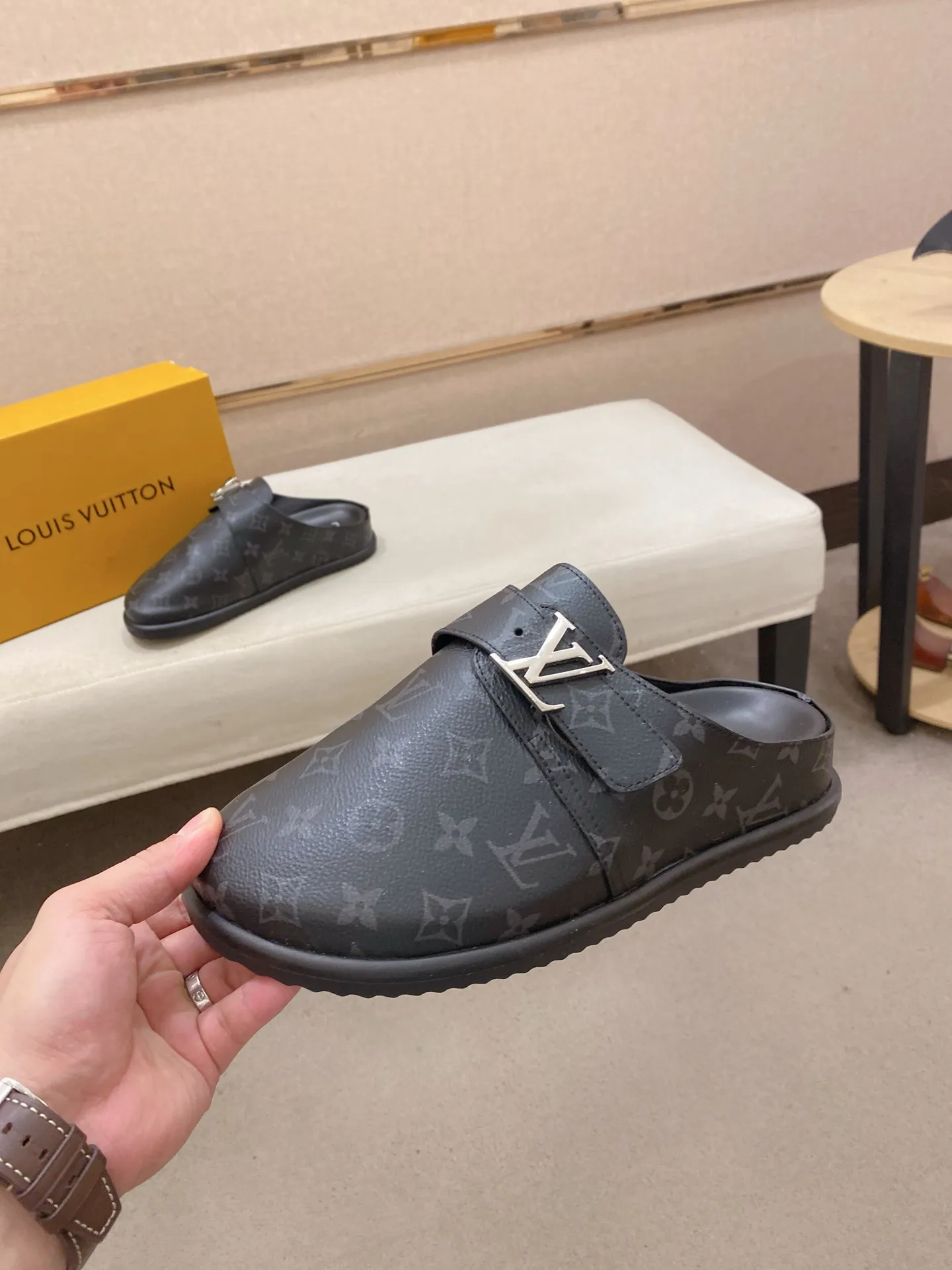 Men's shoes 💰: 360💰Made by LV🔍Top purchasing agents, men's spring and summer slippers are synchronized in the counters. The uppers are made of imported materials from Italy with logo graphics and high-quality craftsmanship. The soles: original soles specially provided by the original factory. The exclusive movable molded soles are super comfortable. Original goods follow the order, 🔍🔍high quality, you can enter and exit the counter at will. Welcome to compare, code number 38-44.